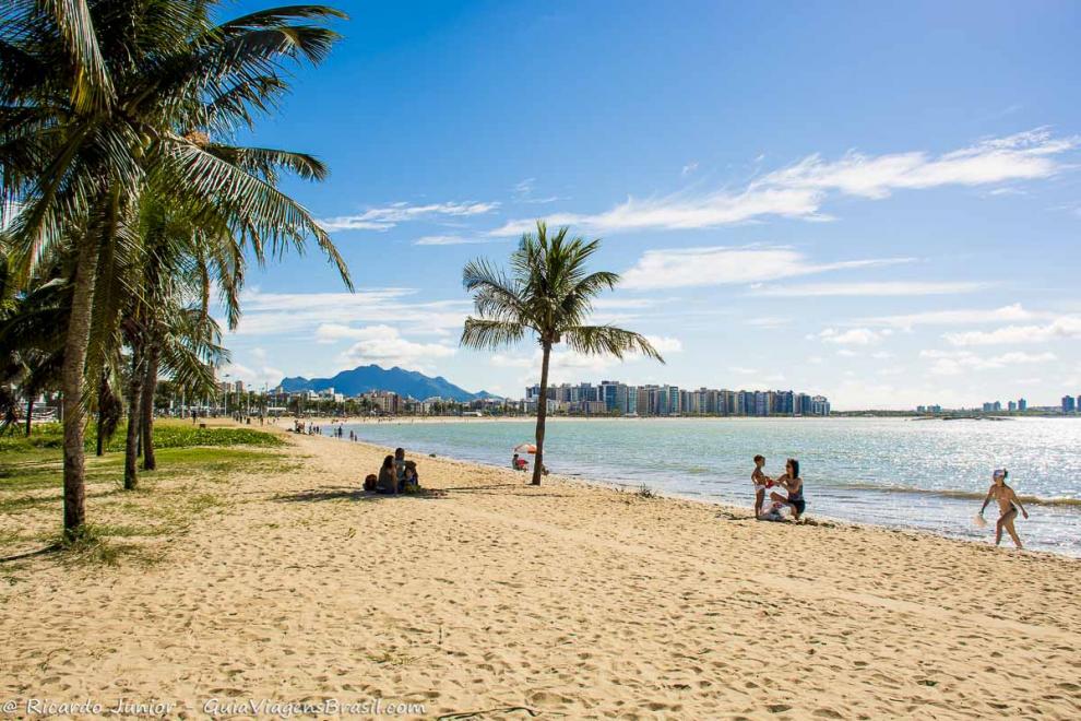 Imagem de umas três família em um canto calmo da Praia de Cambori.